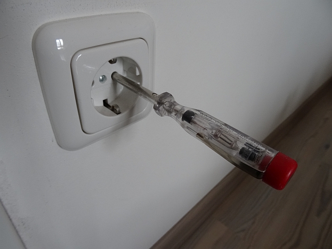 Phasenpruefer in Steckdose ohne Funktion Phasenpruefer in Steckdose ohne Funktion